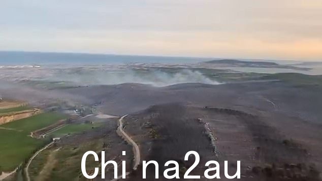 可以看到烟雾从蒙彼利埃附近的烧毁地面上拖出