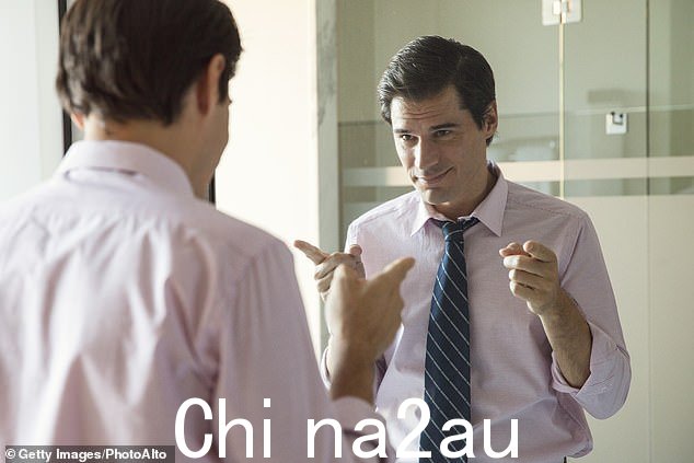 “公开”自恋者表现出浮夸的行为,并且真正不在乎别人对他们的看法,而“隐蔽”自恋者则善于将自己的真实本性隐藏在脆弱和受害者的外表后面。由模特摆出