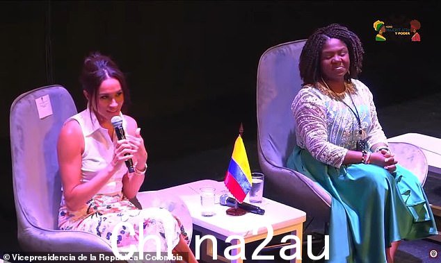 梅根在卡利举行的非洲裔女性与权力辩论期间在台上发言