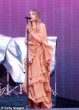 这是在 Suki 透露她‘表现’被选为泰勒时代巡演的开场表演之后” class=