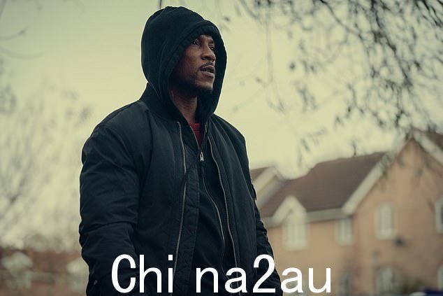 该演员因在 Netflix 热门剧集 Top Boy 中扮演毒枭杜尚·希尔而闻名