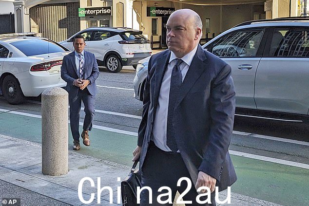 英国科技巨头迈克·林奇在他的贝叶斯游艇上,周一遭遇龙卷风袭击