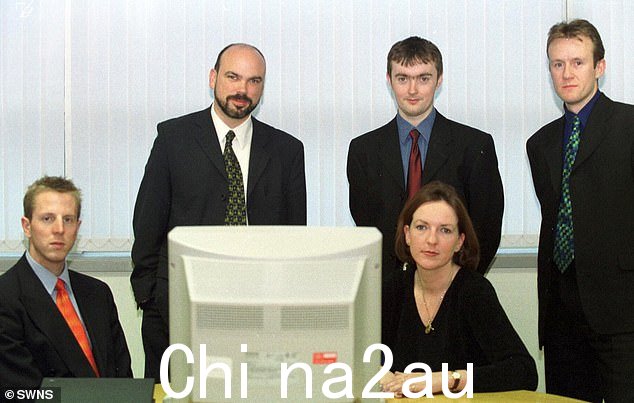 林奇先生(左二)在其位于剑桥的技术公司 Autonomy 的早期阶段被看到