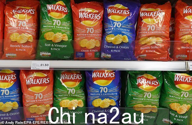 烟熏味添加将加入 Walkers 受人喜爱的核心口味系列,例如奶酪和洋葱、盐和盐和醋(库存图片)