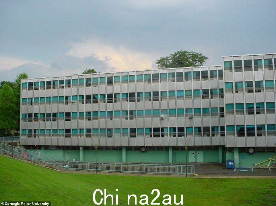 最大的宿舍设施是唐纳宿舍 (Donner house),这是一栋四层巨型巨型建筑,几乎没有任何装饰,周末有近 250 名孩子涌入其中