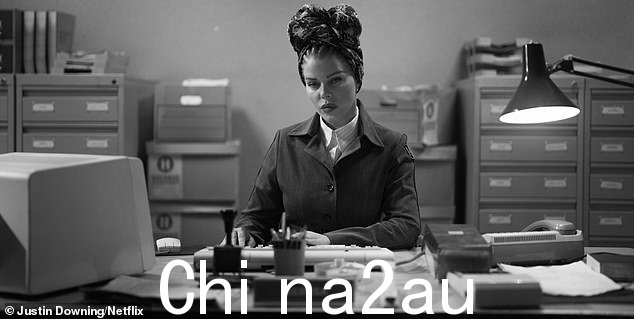 Debi Mazar 与蛇一起玩美杜莎头发包裹着戴头巾