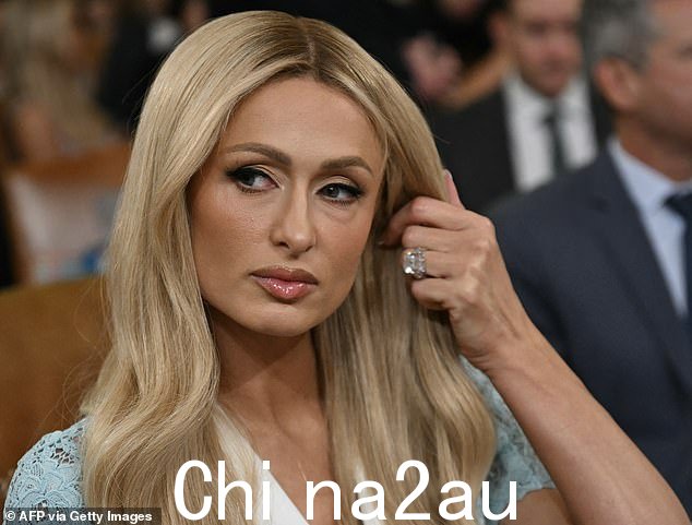 希尔顿 6 月在国会山拍照,她前往国会山,在众议院筹款委员会关于加强儿童福利和保护美国儿童的听证会上作证
