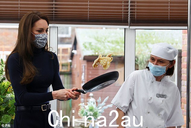 去年忏悔星期二,凯特王妃在斯劳的疗养院试图翻煎饼
