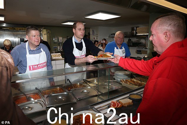 王子加入志愿者并在食堂提供热餐