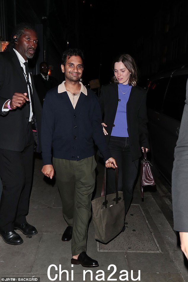 Kunal Nayyar 离开会场时露出了微笑