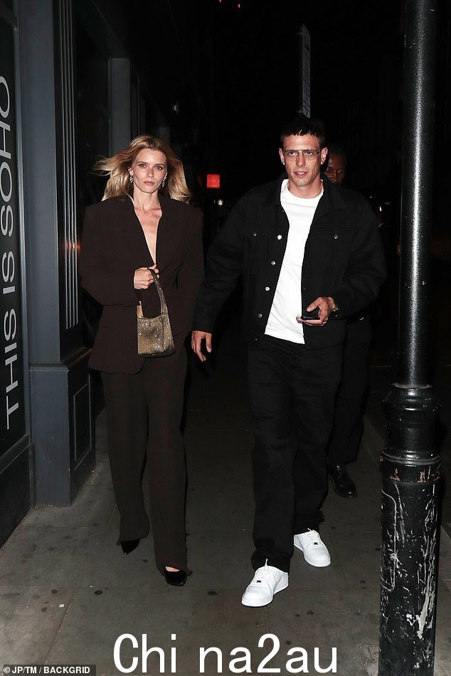 Abbey Lee Kershaw 也被拍到离开派对。 这位 37 岁的澳大利亚女演员兼模特穿着深 V 黑色西装外套走出去,展示了她的乳沟