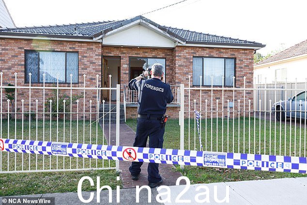 法医正在拍摄几小时前拍摄的安特卫普街上的房屋照片