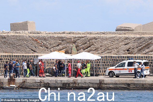 意大利海岸警卫队指挥小组和消防员正在进行搜救