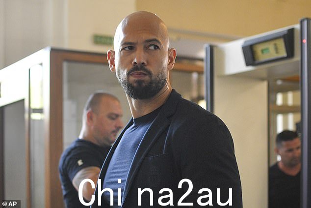 Andrew Tate 到达法庭时做鬼脸