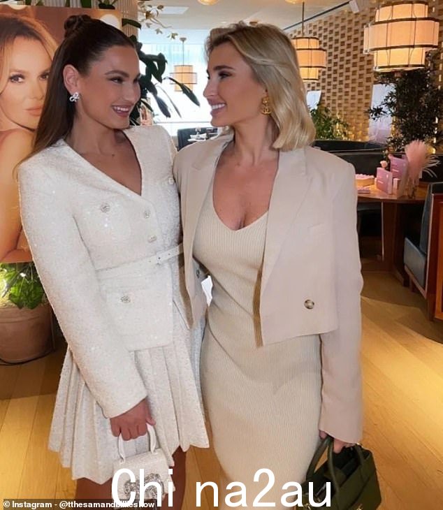 Billie 是 33 岁的 Sam Faiers 的姐姐,Sam Faiers 也出现在 TOWIE 中,也是三个孩子的母亲。两人共同主持播客 The Sam & Billie Show(均于 5 月拍摄)