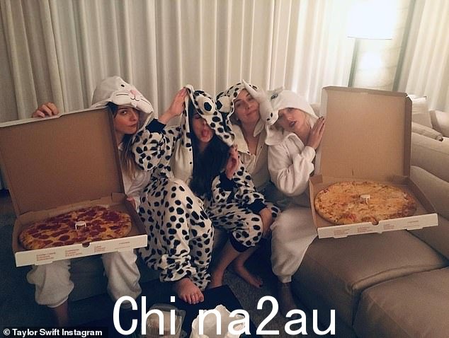 Haim 和 Taylor 在 Met Gala 结束后在酒店房间合影