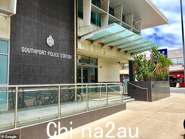 周一晚上,一名警官在绍斯波特警察局(如图)装枪时,手枪走火,被送往医院