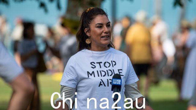 参议员 Lidia Thorpe 在 100 多人聚集在一起抗议 Middle Arm 的第二天公开听证会前发表讲话拟议在达尔文进行开发。图片:新闻集团/Pema Tamang Pakhrin