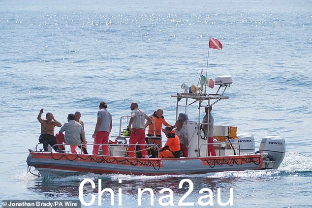 意大利消防潜水队今天早上从贝叶斯潜水点返回港口