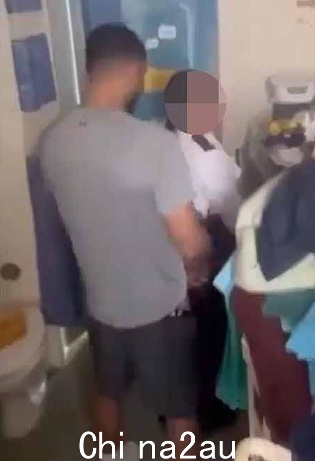 HMP Wandsworth 一直是警方对一名已婚监狱警官进行调查的中心人物,该警官被拍到与一名囚犯发生性关系的视频在网上疯传