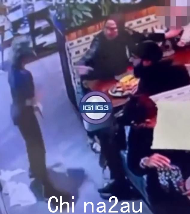 被盘子击中后,女服务员似乎踉踉跄跄地离开了桌子,而其他顾客则转身看戏