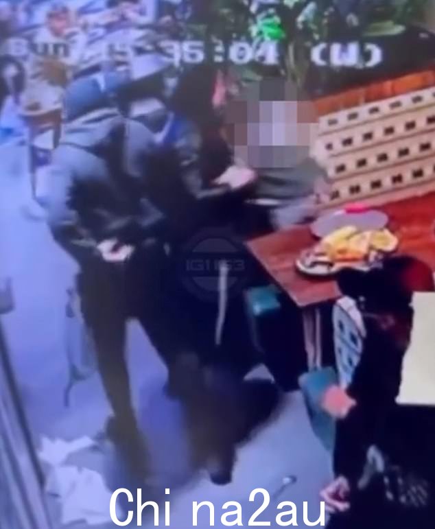 随后看到男性袭击者以及与他坐在一起的一名妇女和婴儿离开场地