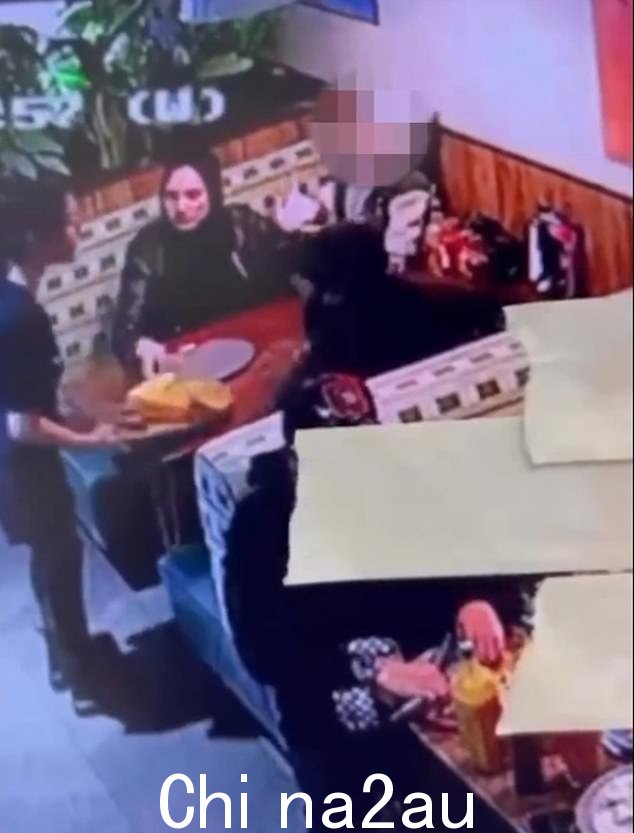视频片段显示,女服务员在遭到男子攻击前几秒将一盘食物放在桌子上