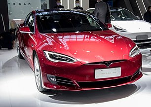 阿弗莱克在与洛佩兹结婚期间只获得了一辆特斯拉 Model S Plaid(如图)和一辆梅赛德斯-奔驰 S-Class