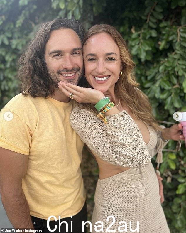 The Body Coach,38 岁,与 33 岁的 Rosie 一起出发,与他们的女儿 Indie 一起出发,参加这位巨星欧洲巡演的最后一场演出
