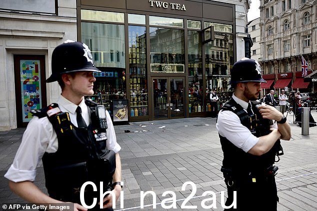 警察站在伦敦莱斯特广场封锁区前
