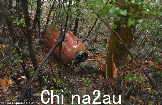 侦探们在这个桶里发现了查理的尸体(上方,在原地,很少女孩的遗骸在里面),被斯坦因扔在科洛河岸边” class=