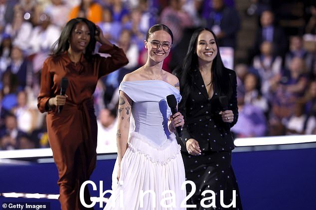 Ella Emhoff 与 Meena Harris 和 Helena Hudlin