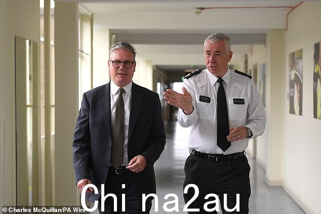 最新数据与新政府的说法背道而驰,新政府声称保守党留给他们的遗产是第二次世界大战以来最糟糕的(如图:总理基尔·斯塔默与北爱尔兰警察局局长) Jon Boucher)