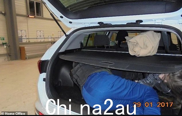 69 岁的英国养老金领取者拉什达·阿尤布 (Rashida Ayub) 因试图用起亚狮跑后备箱偷带两名阿富汗移民进入英国而被抓获,被判入狱四年(可在随身摄像机镜头中看到)