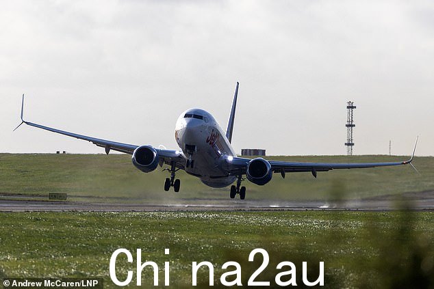 LEEDS:今天早上,一架 Jet2 飞机从利兹布拉德福德机场起飞时被吹向侧面