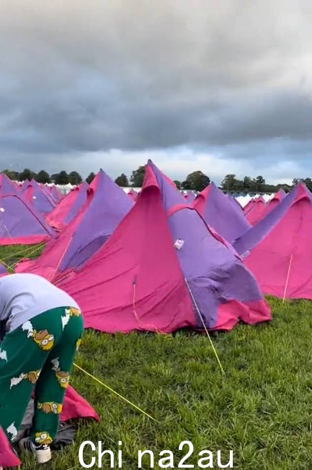 LEEDS FESTIVAL:暴风雨袭来,流行音乐活动中的帐篷被毁坏
