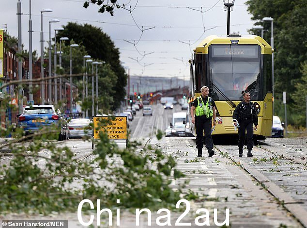 曼彻斯特:今天风暴在英格兰北部造成严重破坏,一棵倒下的树堵塞了电车线路