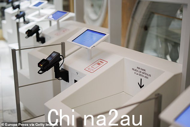 优衣库商店的自助结账终端,但人们抱怨他们问的问题太多