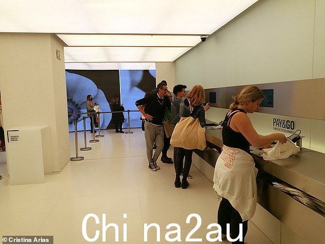 Zara 门店的 Pay&Go 自助结账服务,自助结账被誉为高科技
