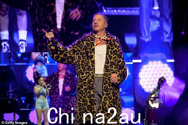 一名 Macklemore 歌迷在他的一场音乐会上与这位艺术家一起登上舞台,在警方得知她是通缉犯后被捕;照片拍摄于 2024 年 5 月 29 日