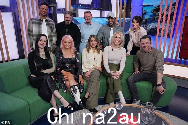 主持人 Jermaine Jenas(左后)和 Alex Jones(右后)以及(从左到右)Tina Barrett、Paul Cattermole、Hannah Spearritt、Jon Lee、Rachel Stevens、Bradley McIntosh 和S Club 7 的 Jo O'Meara 和演员 Neil McDermott 在拍摄 The One Show 时
