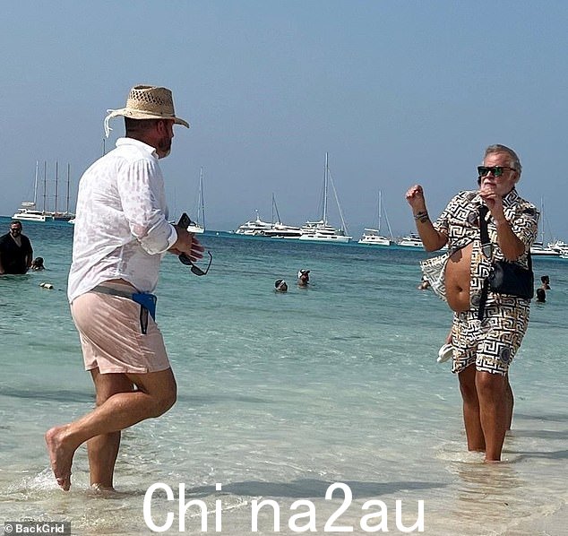 他在海滩度假期间与朋友们热烈地聊天