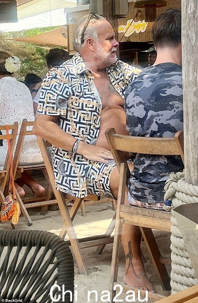 Gary 右脚上有纹身