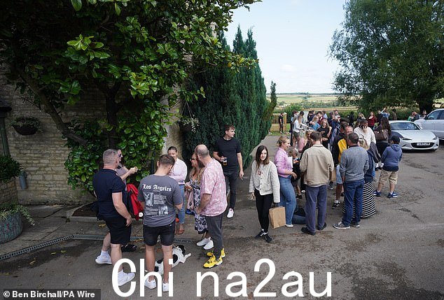 在酒吧开业之前,游客们可以在清晨从场地内的大帐篷里喝一品脱啤酒。除了出售克拉克森拥有的啤酒厂部分的啤酒外,它还进行了蓬勃发展的销售贸易来自电视明星 Diddly Squat 农场的农产品