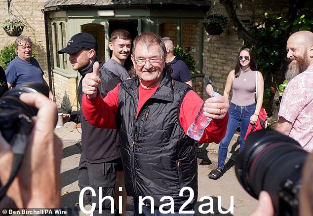 杰拉尔德·库珀 (Gerald Cooper) 抵达克拉克森新酒吧开业典礼
