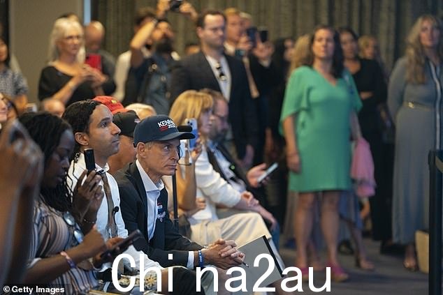 支持者和记者目睹独立总统候选人小罗伯特·肯尼迪 (Robert F. Kennedy Jr.) 终止了他的竞选活动。他表示,他将从 10 个摇摆州的选票中删除自己的名字,并鼓励那里的支持者投票给前总统唐纳德·特朗普