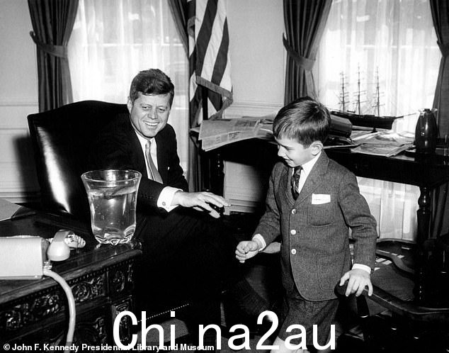 1961 年,年轻的罗伯特·F·肯尼迪 (Robert F. Kennedy Jr.)(右)和他的叔叔、总统约翰·肯尼迪 (John F. Kennedy)(左)。小罗伯特·F·肯尼迪 (Robert F. Kennedy Jr.) 于 10 月离开民主党,并于周五支持共和党提名人,前总统唐纳德·特朗普