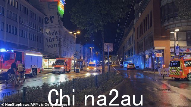 警察和救护车站在多人在袭击中死亡的现场附近