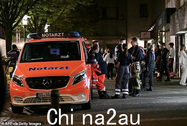 周五晚上,一辆救护车和警察站在现场附近