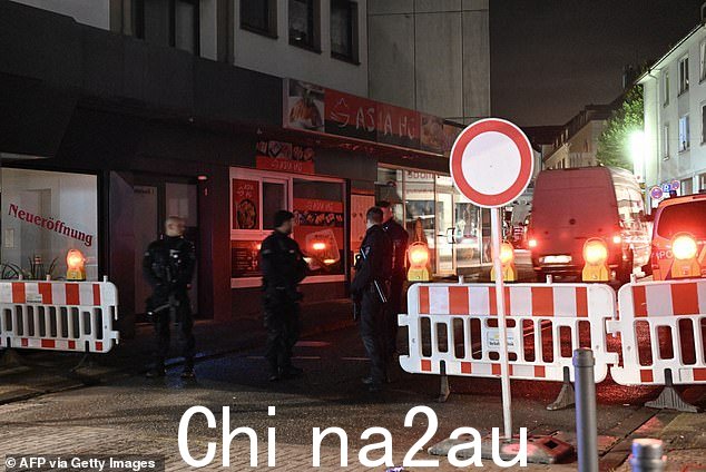 周五晚上索林根发生持刀袭击事件后,警察在站岗